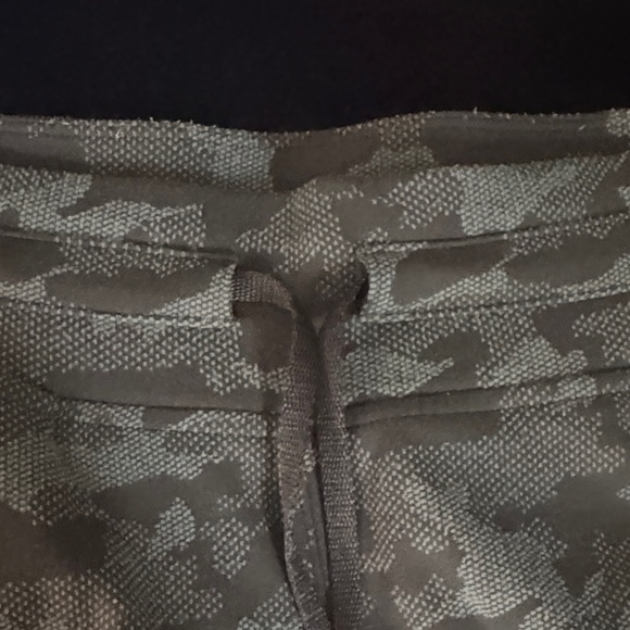 Women's Lilulemon Camouflage Jogger Pants - Picture 5 of 8